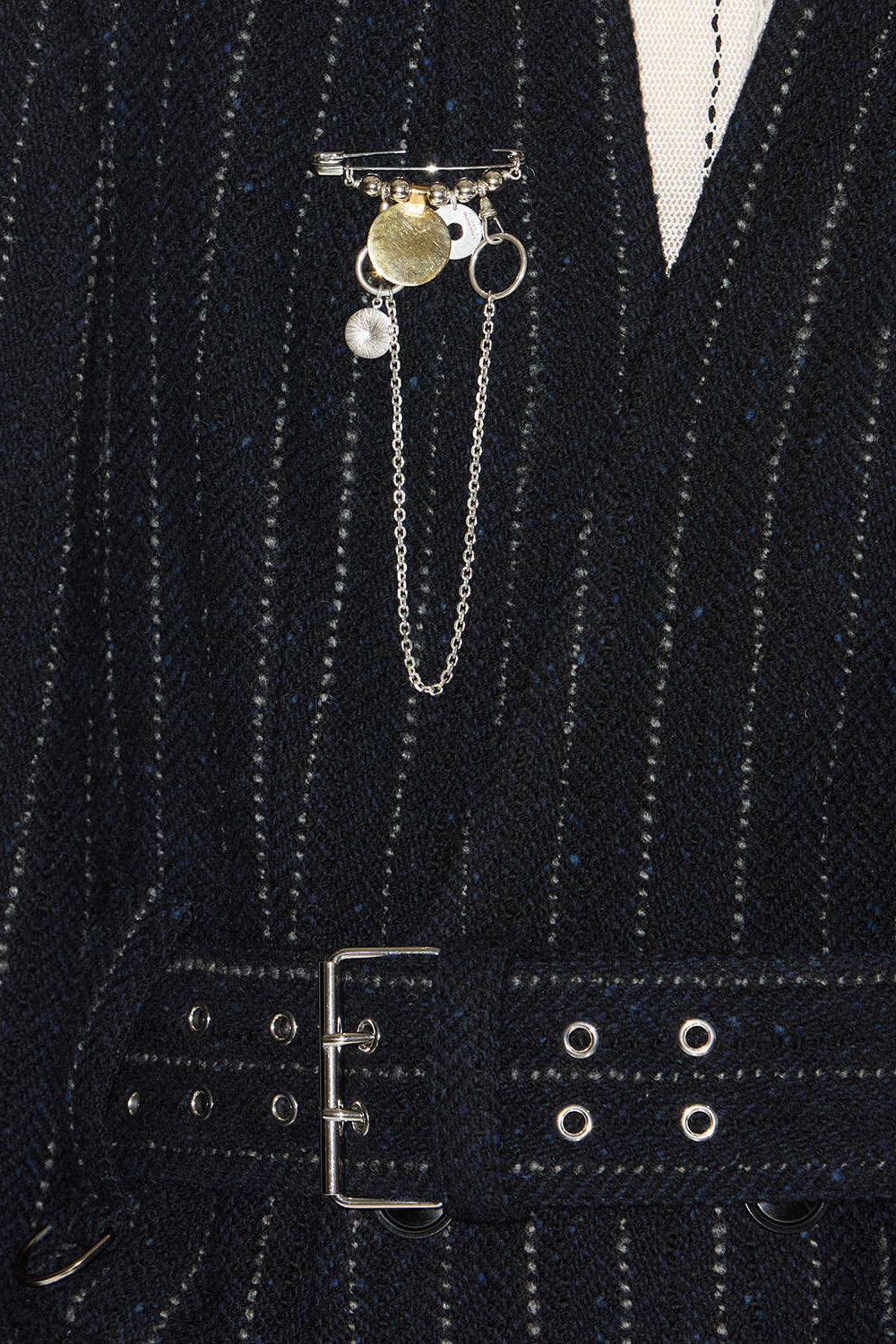 Broche bonnie con borlas y cadena - Silver-gold - Woman - 2