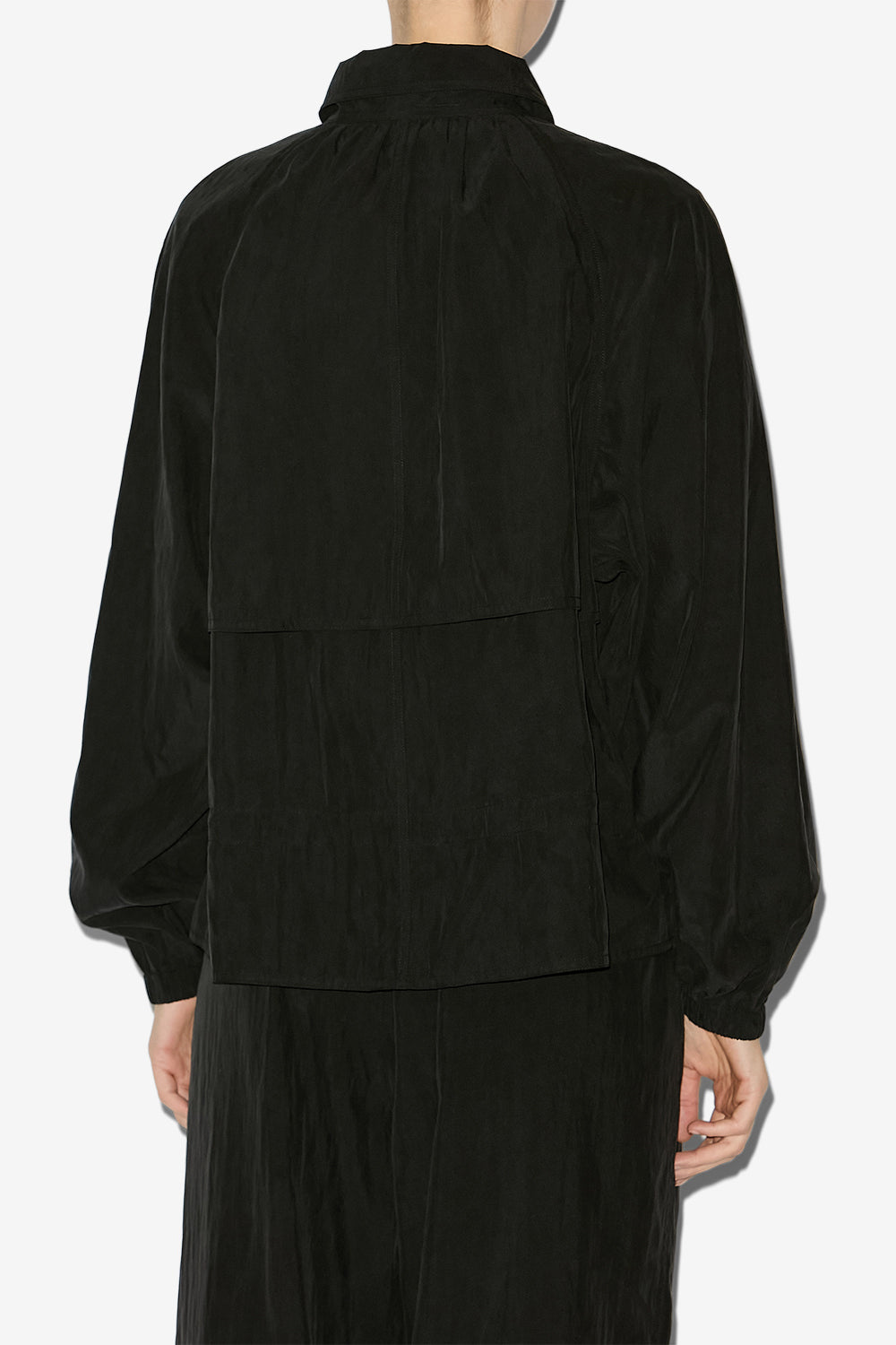 Kurze jacke gwenola aus satiniertem technischem gewebe - Schwarz - Woman - 5