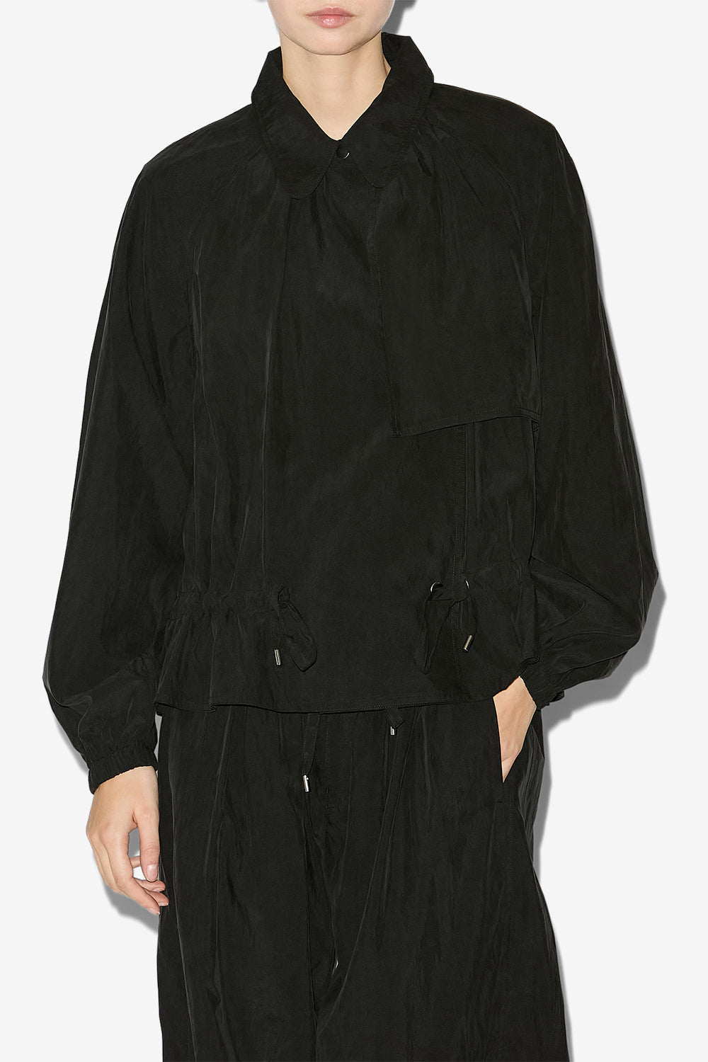 Kurze jacke gwenola aus satiniertem technischem gewebe - Schwarz - Woman - 4