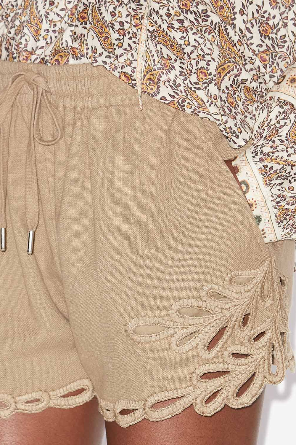 Shorts corti safa con ricami traforati - Light khaki - Woman - 3