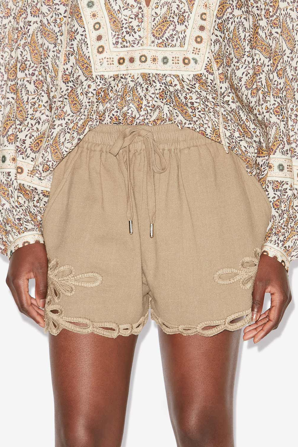 Shorts corti safa con ricami traforati - Light khaki - Woman - 4